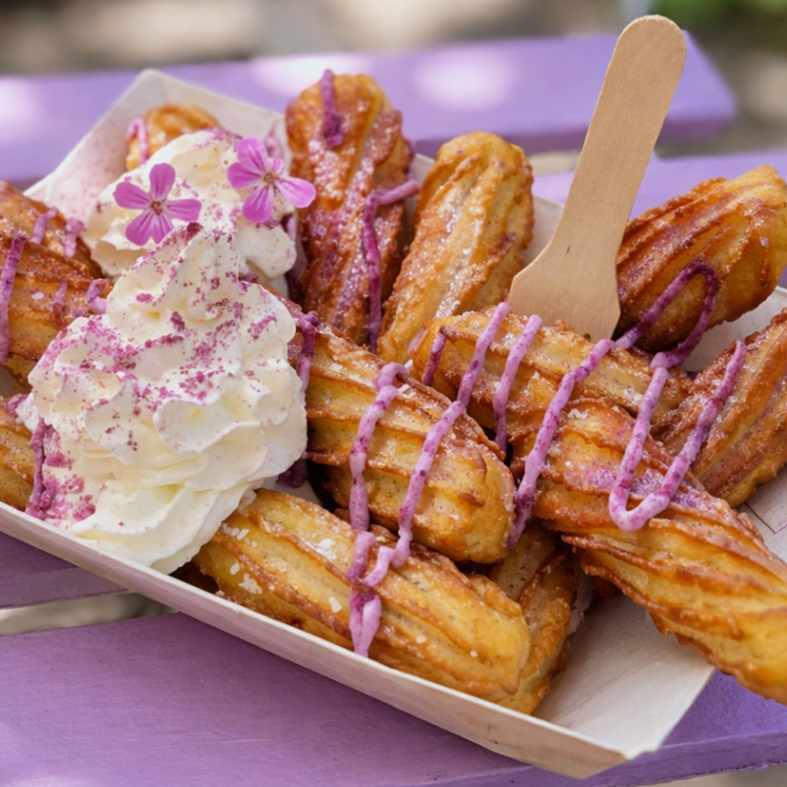 photo d'une barquette de mini churros avec nappage à chantilly et tarot