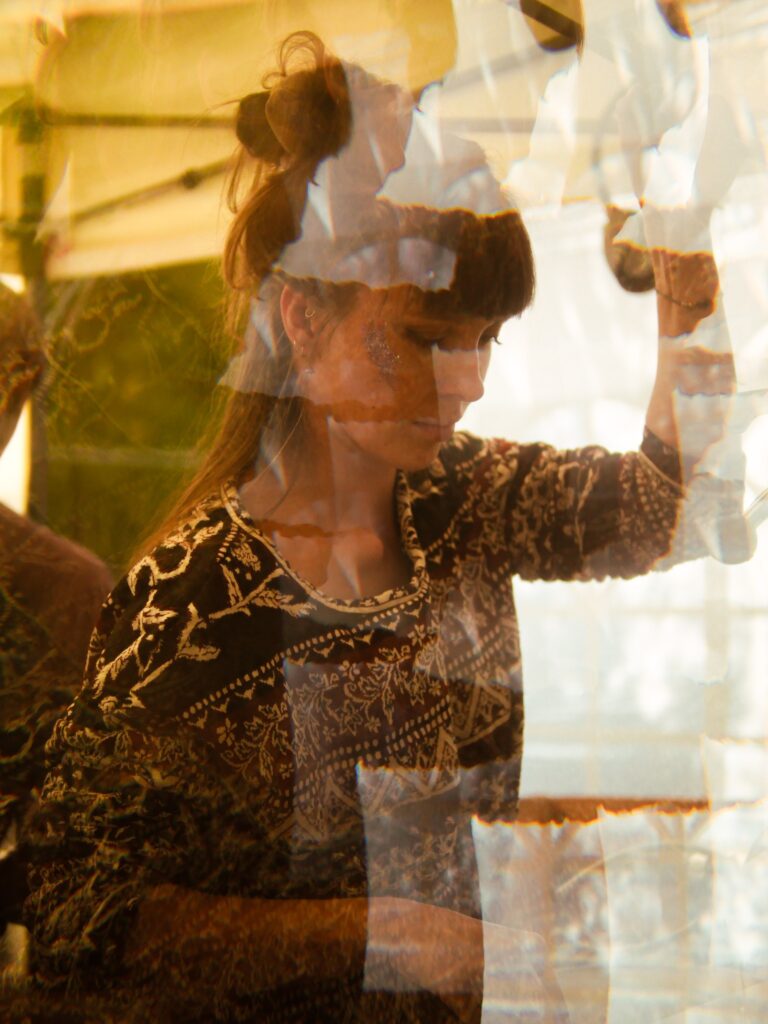 Portrait lumineux d'une membre de l'équipe du foodtruck de churros, ambiance conviviale et artisanale photo prise par @ameheureuse.event