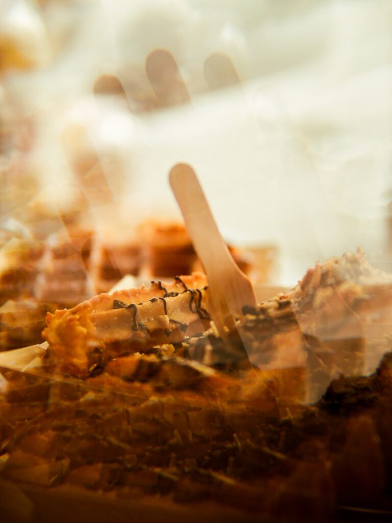 Churros croustillants avec nappage chocolat servis dans une barquette avec une fourchette en bois - Foodtruck [Nom de ton entreprise]. photo prise par @ameheureuse.event